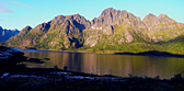 Typische, spitze und schroffe Bergwelt der Lofoten